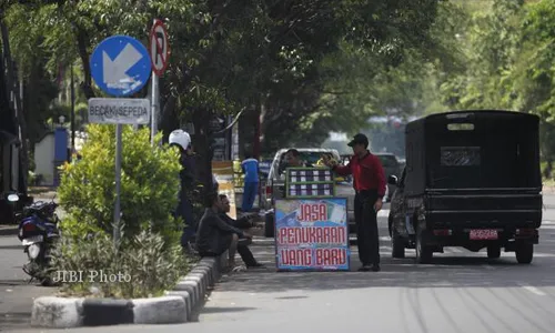 PEDAGANG UANG DITERTIBKAN