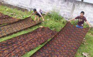  LIBURAN SEKOLAH : Tambah Uang Jajan dengan Menjemur Batik