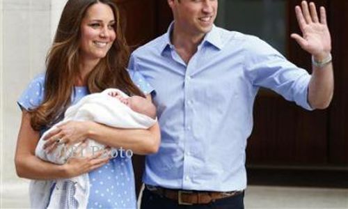 KATE MIDDLETON MELAHIRKAN : Tinggalkan Rumah Sakit, Pasangan Cambridge Perlihatkan Sang Bayi