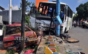 Bus Kramat Jati dan PJT Tabrakan dan Terbakar di Tol Kalikangkung