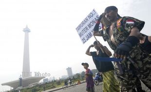 AKSI MENGELILINGI LAPANGAN MONAS