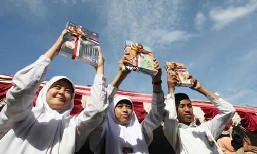 KURIKULUM 2013 DIHENTIKAN : Ratusan Sekolah Batal Gunakan K2013