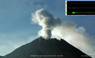 MERAPI BERGEMURUH : Foto Embusan Asap Di Puncak Merapi