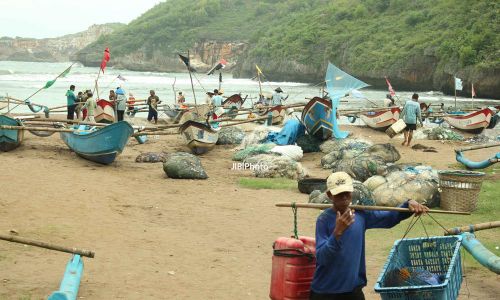 Awal Puasa Berbeda, Jumlah Pengunjung di Pantai Baron Turun