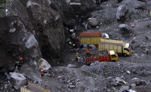 Penambang Pasir Merapi Tak Pengaruh Hujan Abu