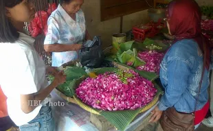  PENJUALAN BUNGA MENINGKAT 