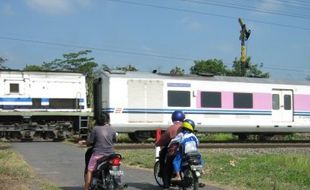  MUDIK LEBARAN 2013 : Linmas Disiagakan di Perlintasan KA Tanpa Palang Pintu