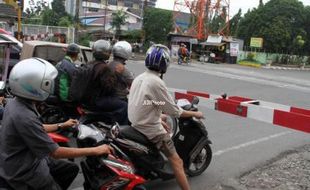 JALUR KERETA API JOGJA : Polda DIY Jamin Perlintasan Api Aman