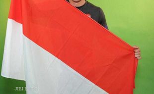 TIMNAS INDONESIA Vs ARSENAL : Podolski Bangga Bentangkan Bendera Merah Putih