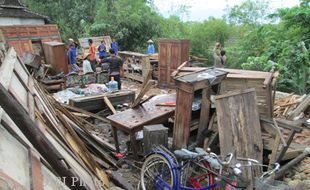 BENCANA PUTING BELIUNG : Satu Rumah dan Beberapa Papan Reklame Roboh