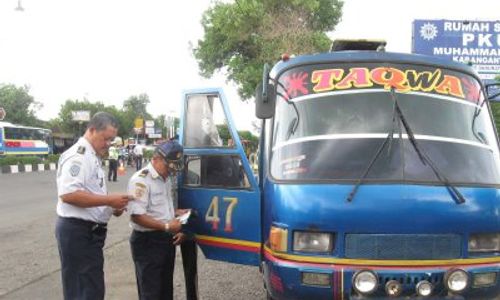 Nekat Memintas, Belasan Bus Terjaring Razia