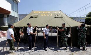 MENDIRIKAN TENDA REST AREA