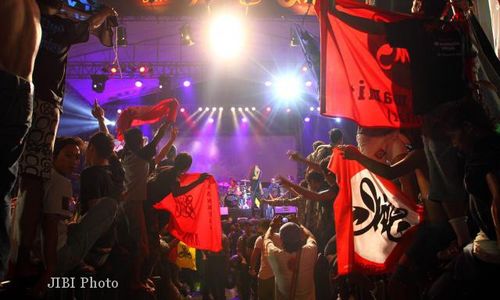 KONSER WANGI SLANK : Tak Mampu Beli Tiket, Puluhan Slankers Solo Menonton di Luar