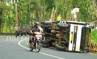 KECELAKAAN GUNUNGKIDUL : Kelebihan Muatan, Truk Tebu Terguling di Tikungan