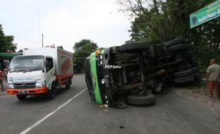 Truk Pengangkut Pekerja Bangunan Terguling