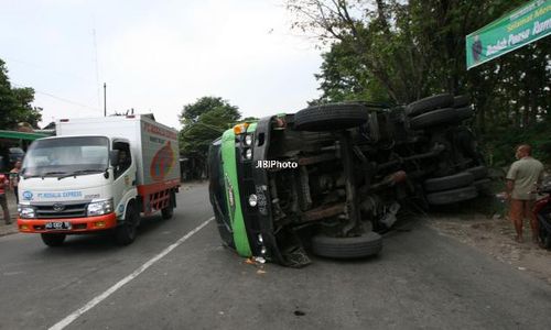 Truk Pengangkut Pekerja Bangunan Terguling