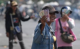 PENUKARAN UANG : Penyedia Jasa Waspadai Peredaran Uang Palsu