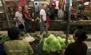 WISATAWAN BELANDA KUNJUNGI PASAR GEDE