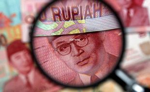 RUPIAH MELEMAH : Jelang Siang, Rupiah Dekati Level Rp11.100/US$