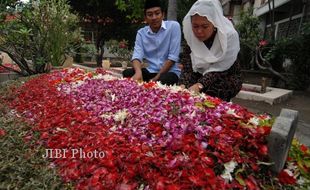 YENI WAHID ZIARAH MAKAM