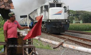 MUDIK LEBARAN 2013 : Andalkan Mata dan Telinga Jaga Perlintasan Mbah Ruwet