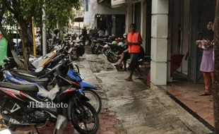 PELANGGARAN PARKIR : Dikeluhkan, Tarif Parkir Naik 10 Kali Lipat