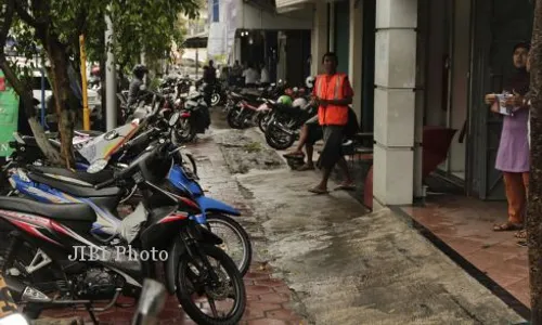 PELANGGARAN PARKIR : Dikeluhkan, Tarif Parkir Naik 10 Kali Lipat