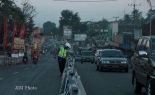 MUDIK LEBARAN 2013 : Polisi Boyolali Mulai Geser Barikade Depan Pasar Ampel