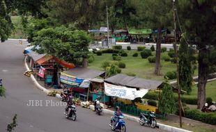 PENATAAN KOTA : PKL Nekat Jualan di Trotoar Jurug 