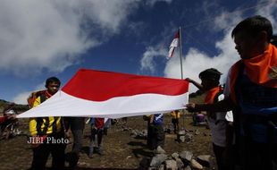 Asyik, Upacara Bendera di Puncak Gunung Lawu Ada Lagi Tahun Ini