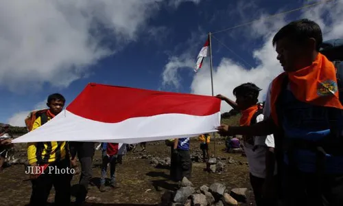 HUT KE-68 RI : 1.000 Bendera di Puncak Lawu