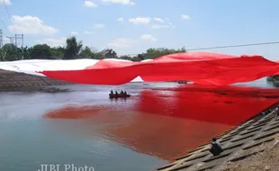 HUT KE-68 RI : Bendera Raksasa Dikibarkan di Atas Sungai Bengawan Solo