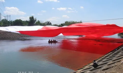 HUT KE-68 RI : Bendera Raksasa Dikibarkan di Atas Sungai Bengawan Solo