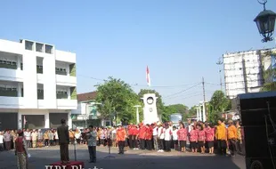 HUT KE-68 RI : Pedagang Pasar Gede Gelar Upacara Bendera