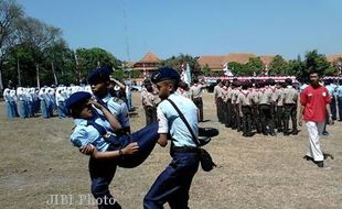 HUT KE-68 RI : Puluhan Pelajar dan PNS Pingsan Saat Upacara