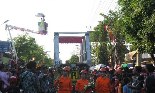 KARNAVAL PEMBANGUNAN SUKOHARJO : Ribuan Orang Padati Jl. Jenderal Sudirman