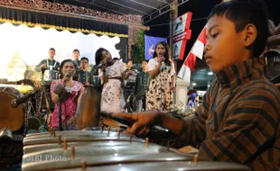 MEMAINKAN GAMELAN