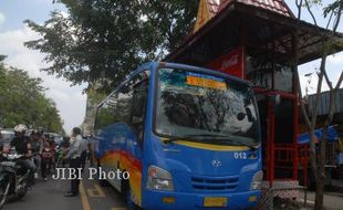 SARANA TRANSPORTASI KOTA  : Desember, Dishub Bongkar Halte Lama