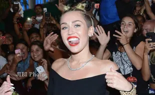 MTV VIDEO MUSIC AWARDS : Tampil Liar, Miley Cyrus Merasa Tak Bersalah 