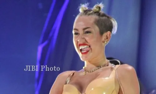 MTV VIDEO MUSIC AWARDS : MTV Tuai Kecaman Gara-Gara Penampilan Liar Miley Cyrus 