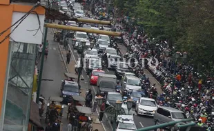 Jelang Malam Natal, Ruas Jalan ke Luar Jogja Padat Merayap