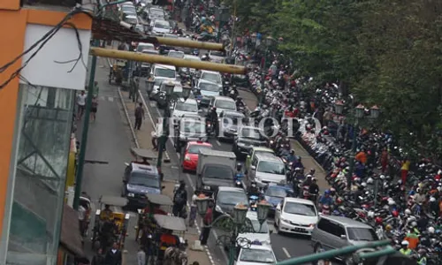 Jelang Malam Natal, Ruas Jalan ke Luar Jogja Padat Merayap