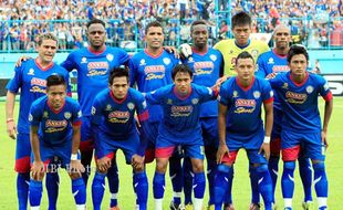 AREMA VS PERSIB : Gol Samsul Arif Bawa Arema Unggul di Babak I