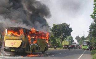 MUDIK LEBARAN 2013 : Bus Pemudik Terbakar, Jalinsum Lampung Macet