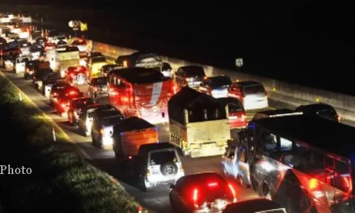 MUDIK LEBARAN 2014 : Gerbang Tol Cikampek Macet Sejak KM 69