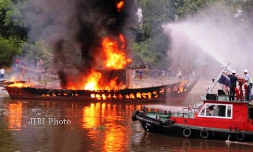 Tentara PNG Bakar Kapal Indonesia, 5 Nelayan Hilang   