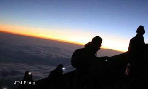 PENDAKIAN GUNUNG MERAPI : 2 Pendaki Tersesat di Pasar Bubrah, Evakuasi Butuh 3 Jam