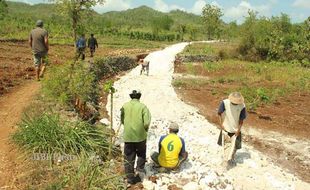 PROYEK PEMERINTAH : Warga Karangduwet Keluhkan Kualitas Jalan Usaha Tani 