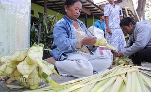   BAKDA KUPAT : Pedagang Selongsong Ketupat Kebanjiran Pembeli