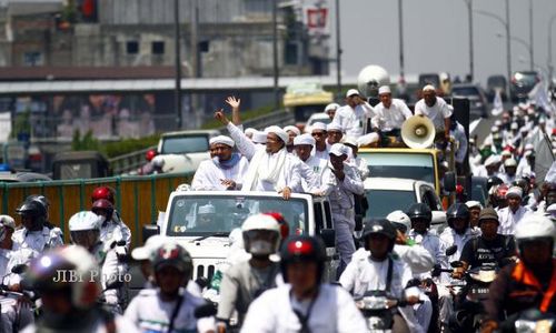 AHOK GUBERNUR DKI : Tolak Ahok, 300 Massa FPI Geruduk DPRD DKI Jakarta